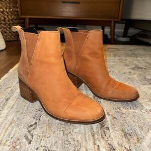 TOMS Esme Tan Brown Leather Block Heel Chelsea Ankle Booties Women’s 9.5